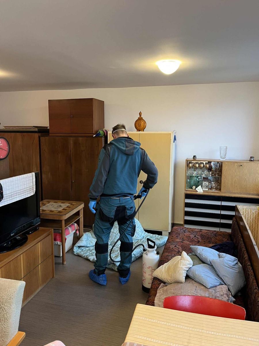 004:
Hubení štěnic